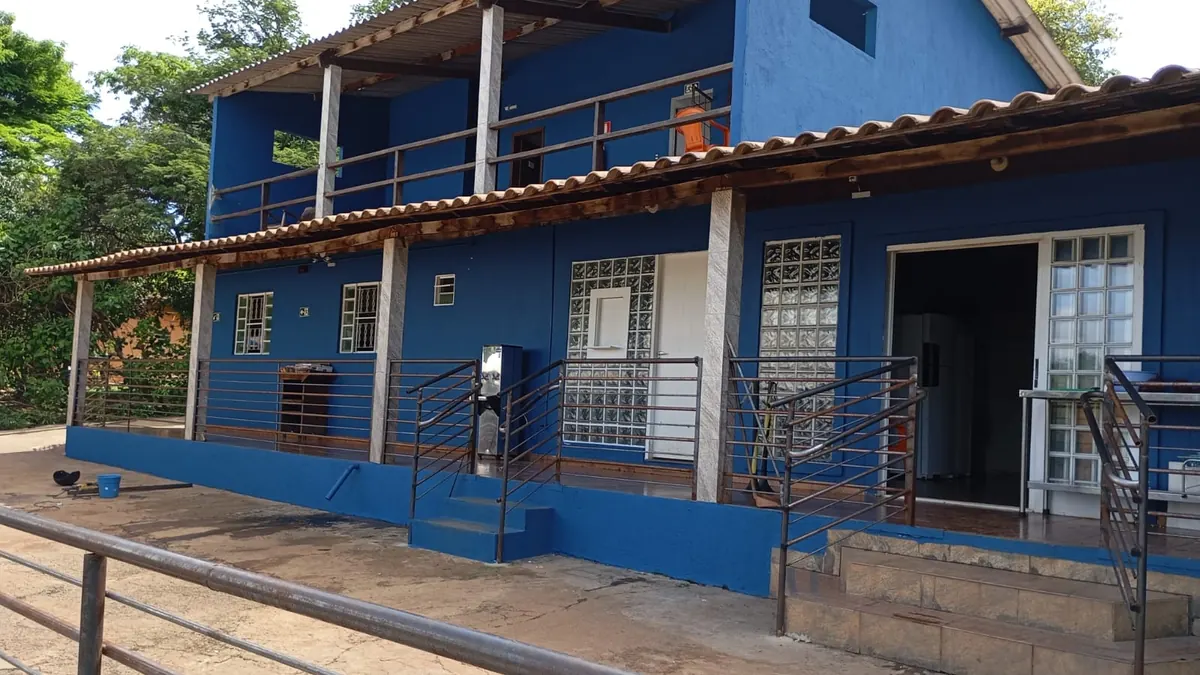 Fachada da unidade da clínica de reabilitação em Sete Lagoas - MG, prédio de dois andares com varanda