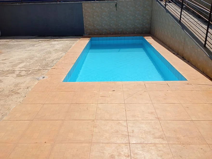 Piscina com deck na unidade da clínica de reabilitação em Sete Lagoas - MG